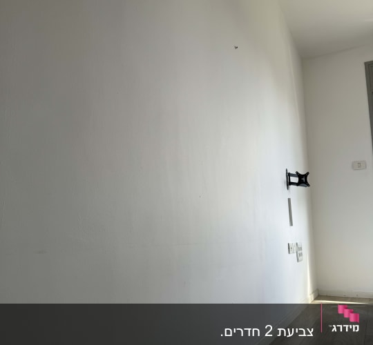 קיר לבן עם סימני צבע שונים